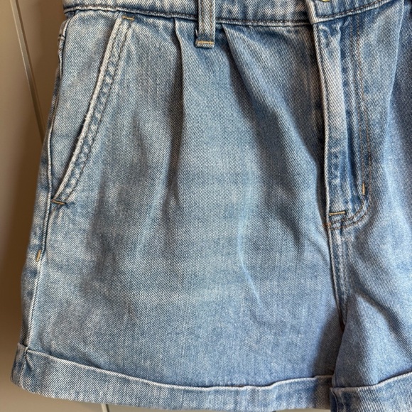 American Eagle AE Mom Pleated Jean Short Denim in Classic Blue size 4 - Picture 4 of 10